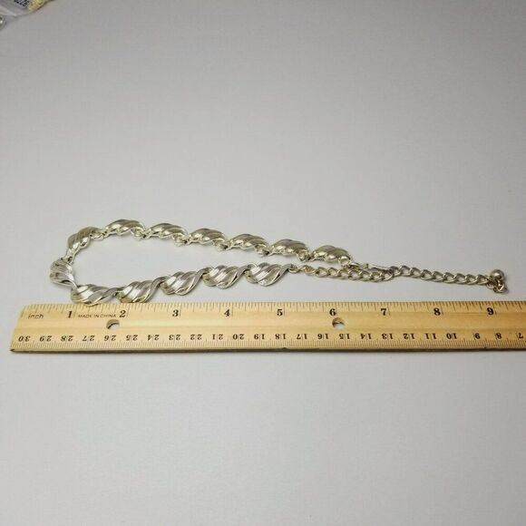 Vintage Coro Silver Tone Collar Necklace with Adjustable Hook Clasp, Signed - Picture 5 of 7